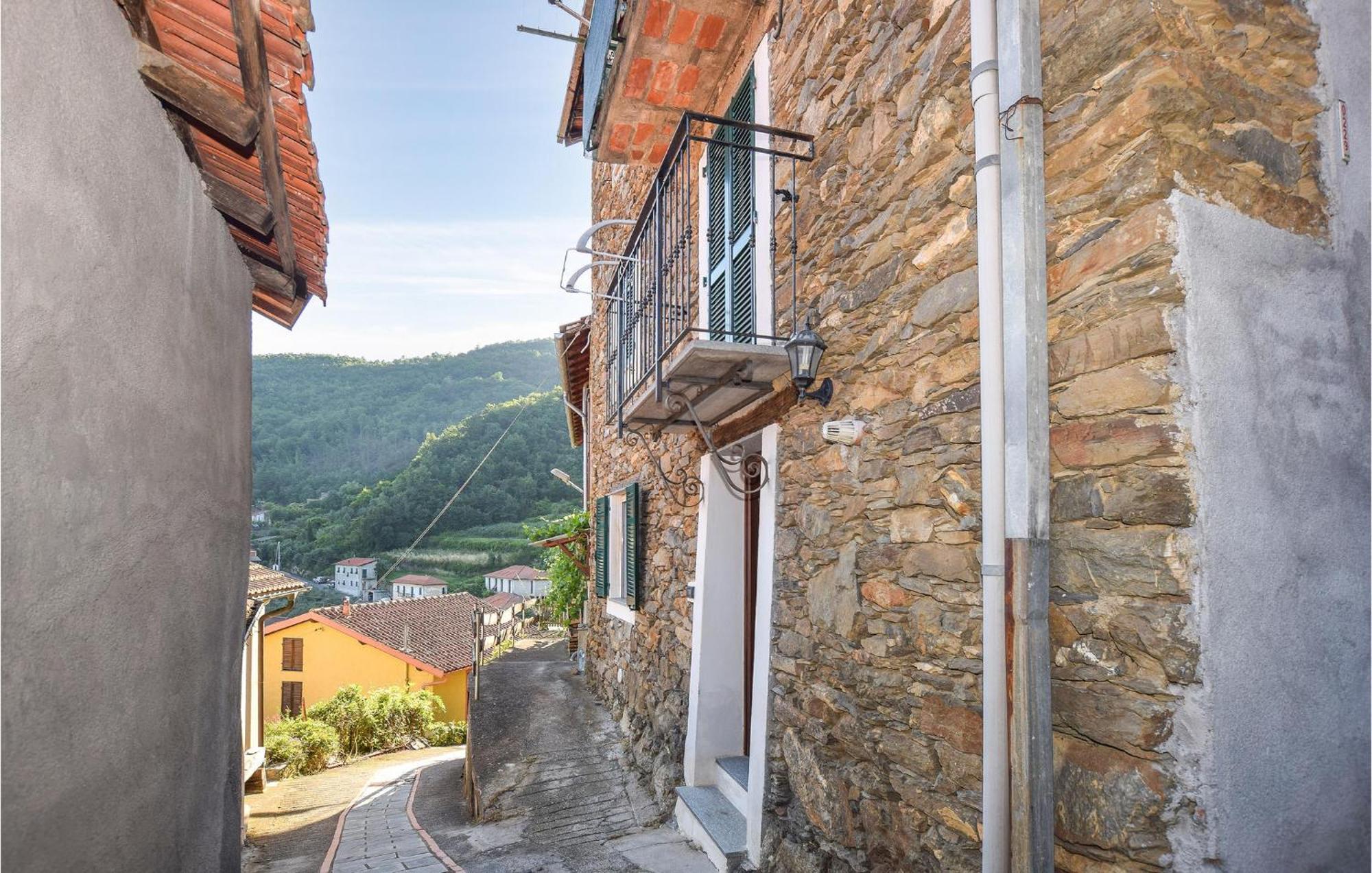 1 Bedroom In Borghetto Darroscia Apartment *